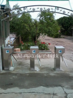 深圳市尼高邁科技 專業打造企業食堂消費三輥閘系統與校園食堂打飯排隊三滾擋閘，出入口機解決方案